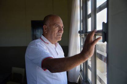 Luis Alberto Valor mira por una ventana del penal de Urdampilleta, en enero pasado.