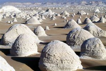 Formaciones geológicas en el Desierto Blanco, en Egipto.
