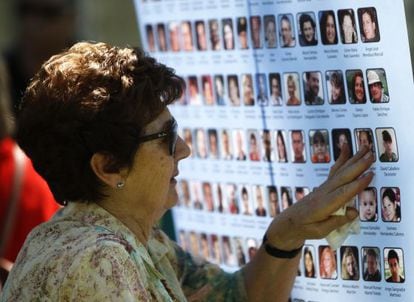 Familiar de una de las víctimas en el el accidente de avión de Spanair, este miércoles en el acto de homenaje.