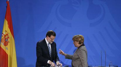 Mariano Rajoy y Angela Merkel, tras una reuni&oacute;n en Berl&iacute;n, en 2013.