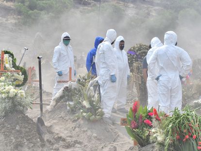 Trabajadores municipales cavan tumbas de víctimas de la covid-19 en el municipio de Valle de Chalco (Estado de México).