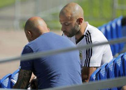 Sampaoli conversa con Mascherano antes del entrenamiento de Argentina.