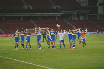 Las jugadoras de Boca Juniors agradecen a la hinchada después del partido.