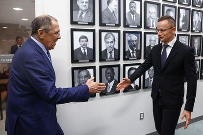 El ministro húngaro de Relaciones Exteriores, Peter Szijjarto (derecha), ha roto el aislamiento diplomático internacional a Rusia en Naciones Unidas al reunirse con su par ruso, Serguéi Lavrov, en Nueva York.