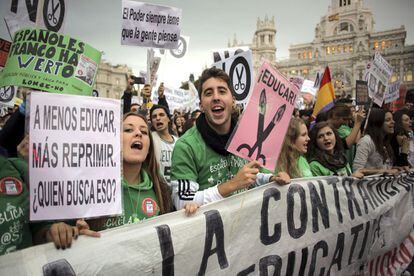 Miles de estudiantes protestan en Madrid contra la 'ley Wert' y los recortes en educación.