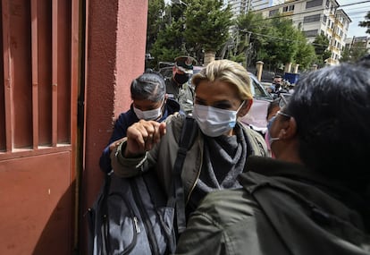 La expresidenta de Bolivia, Jeanine Áñez, ingresa a la prisión de Obrajes en La Paz, el pasado 15 de marzo.