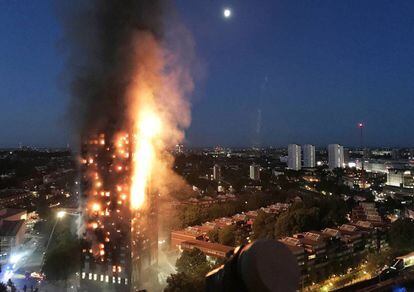 Al menos 50 personas fueron trasladadas a cinco hospitales de Londres por las heridas sufridas en el incendio de la Torre Grenfell en Lancaster West Estate, en Londres.
