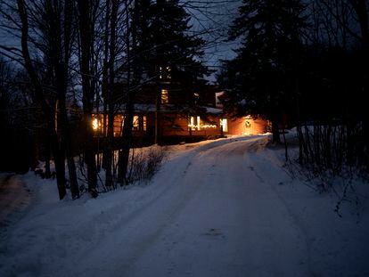 Una casa de campo en el borde del Bosque Nacional White Mountain, en las afueras de Woodstock (New Hampshire, Estados Unidos), en diciembre de 2021.