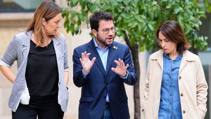 Pere Aragonès, con la secretaria jefa de la presidencia del Govern, Silvia Sàbat, a la izquierda, y su jefa de
gabinete, Helena Ricomà, el domingo en el Palau de la Generalitat.