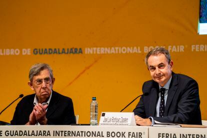 Cuauhtémoc Cárdenas  y el expresidente español José Luis Rodríguez Zapatero durante la mesa en la Feria Internacional del Libro de Guadalajara.