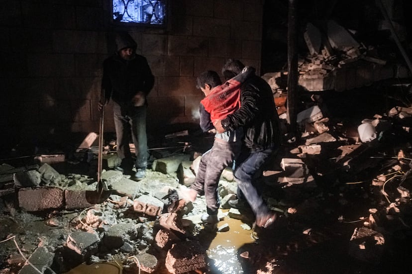 Un hombre trasladaba a un niño tras rescatarlo de entre los escombros en la ciudad siria de Afrin, este lunes. 