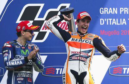 Márquez celebra la victoria en el GP de Italia junto a Lorenzo 