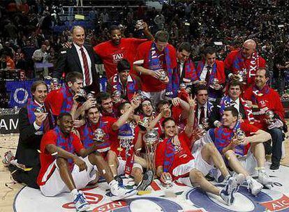 El equipo vitoriano celebra la victoria en la final de la Copa del Rey tras vencer al Unicaja en la prórroga