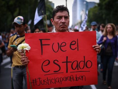 Manifestantes durante una protesta para exigir el esclarecimiento del asesinato del fotoperiodista Rubén Espinosa en Ciudad de México.