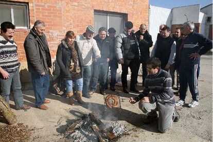 Trabajadores de Cárnicas Vilaró, ayer asando una butifarra ante el matadero.