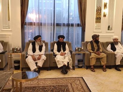 Delegación de los talibanes en Doha, en una imagen del sábado difundida en redes sociales.