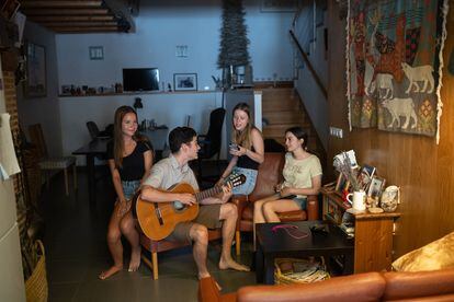 Ellen, Nikolay e Ida Mæland tocan la guitarra y cantan junto a Blanca Núñez.