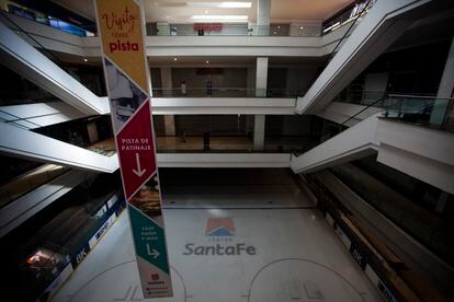 El interior del centro comercial Santa Fe.


