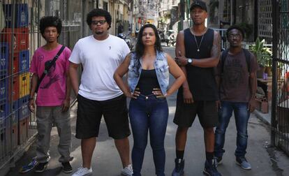 Felipe, Wagner, James y Arthur, con la investigadora Camila Barros en la favela Maré, en Río de Janeiro.