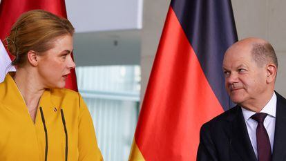 El canciller alemán, Olaf Scholz, a la derecha, y la primera ministra letona, Evika Silina, en una rueda de prensa en Berlín el miércoles.