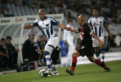 Movilla presiona a Estrada durante un partido en 2009.