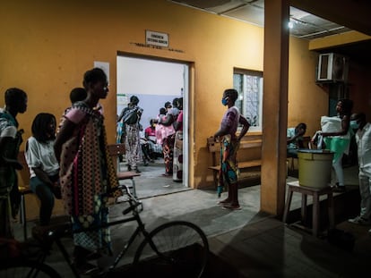 Entrada a las urgencias de pediátricas del Hospital Distrital de Mopeia, lleno de madres con niños enfermos y síntomas de malaria.