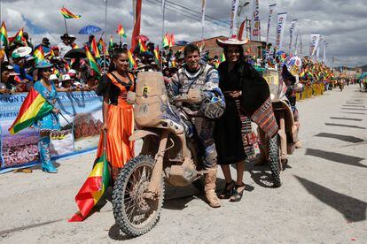 El piloto francés de Yamaha Olivier Pain en Uyuni (Bolivia), posando junto a varias mujeres locales al término de la séptima etapa del Dakar.