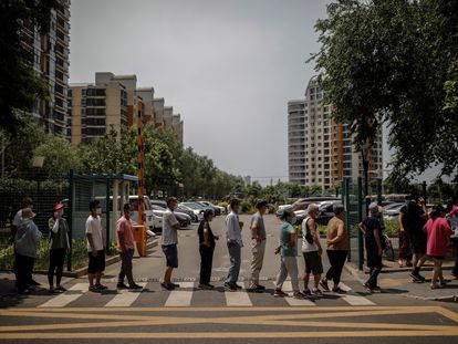 Personal sanitario hace pruebas a los residentes en Pekín, este jueves, tras el brote de coronavirus en su principal centro mayorista de alimentación. EFE/ Stringer