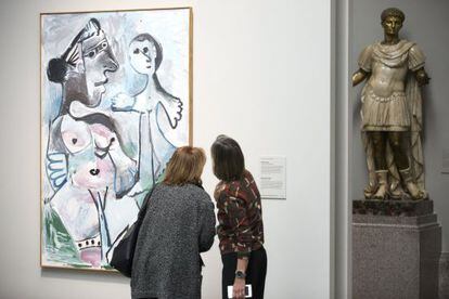 Dos mujeres en la exposición del Kunstmuseum de Basilea del Museo del Prado, en Madrid.