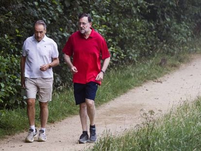 El presidente del Gobierno en funciones, Mariano Rajoy, acompa&ntilde;ado de Jos&eacute; Benito Su&aacute;rez, presidente de la Autoridad Portuaria de Mar&iacute;n y marido de la presidenta del Congreso, Ana Pastor.