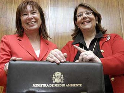 La nueva ministra de Medio Ambiente, Cristina Narbona, juntro a su antecesora, Elvira Rodríguez.