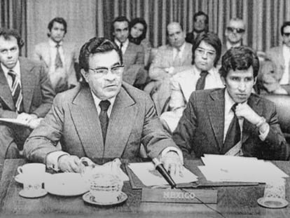 El embajador Vicente Muñiz Arroyo (izquierda), en un fotograma del documental 'Más allá del reglamento'.