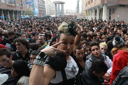 Los mayores fans de la cantante han soportado largas colas desde horas antes del incio del concierto para ser los primeros de la fila.