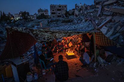 Grupo de niños palestinos reunidos en Gaza durante el alto el fuego entre Hamás e Israel el 25 de mayo de 2021.