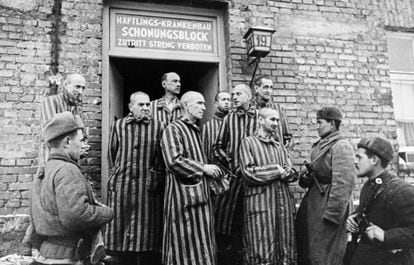 Soldados del Ej&eacute;rcito sovi&eacute;tico con prisioneros liberados del campo de concentraci&oacute;n de Auschwitz, en enero de 1945.