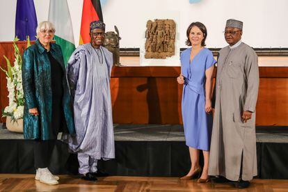 De izquierda a derecha, la comisionada alemana para la Cultura, Claudia Roth; el ministro de Cultura de Nigeria, Lai Mohammed; la ministra de Asuntos Extranjeros, Annalena Baerbock, y el ministro de Exteriores de Nigeria, Zubairu Dada, el 1 de julio de 2022.
