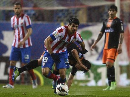 Diego Costa trata de irse de Tino Costa.