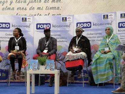 De izquierda a derecha; Mamadou Dia (Senegal), Nicole Ndongala (RDC), Nebon Babou Bassono (Burkina Faso), Fatouma Harber (Malí), Aminetou Ely (Mauritania) y el moderador José Naranjo, en Las Palmas de Gran Canaria.