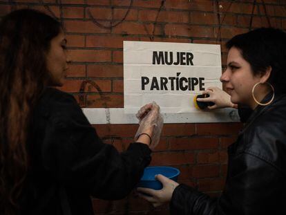 El colectivo feminista Casa de la Mujer recorre el barrio Galerías, en Bogotá, pegando carteles con mensajes feministas, el 24 de Noviembre de 2022.
