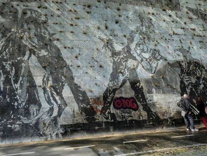 Grafitis en el mural realizado el a&ntilde;o pasado por William Kentridge a orillas del Tiber, en Roma.