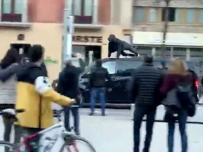 Una manifestante salta sobre una furgoneta de Vox, en Vic (Barcelona).