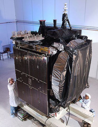 El satélite de telecomunicaciones ahora descontrolado, poco antes de su lanzamiento, en 2005