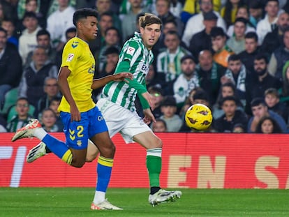 Juan Miranda y Marvin disputando el balón durante Betis - Las Palmas.