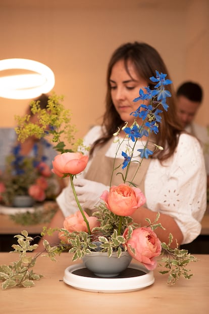 The florist decided to set up the school when she arrived in Spain and discovered that she had nowhere to continue training.  In the image of her one of her collaborators