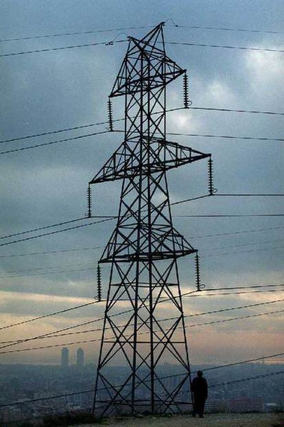 El Estado conserva una participación del 20% en Red Eléctrica de España. En la foto, una torre de alta tensión en Barcelona.