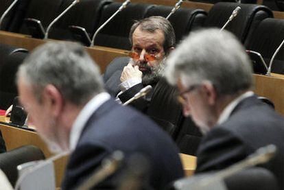 El socialista Francisco Fernández Marugán (en el centro) mira al diputado de CiU Josep Sánchez Llibre (a la derecha), el martes en la Comisión de Economía del Congreso.