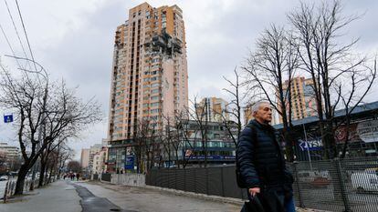 Un edificio residencial bombardeado en Kiev.