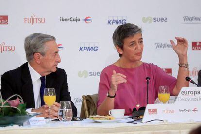  La comisaria europea de Competencia, Margrethe Vestager junto al presidente de la CNMC, José María Marín
