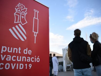 Varias personas acuden a recibir la vacuna contra la covid-19, en Valencia este jueves.