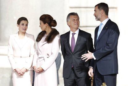 Los Reyes conversan con el presidente de Argentina y su esposa.